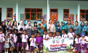 Bunda PAUD Kabupaten Murung Raya (Mura), Warnita Heriyus melakukan kunjungan ke Taman Kanak kanak (TK) Bina Bangsa pada Rabu, 7 Mei 2025.