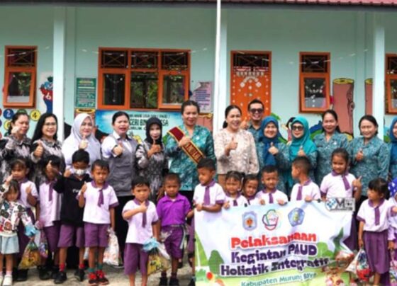 Bunda PAUD Kabupaten Murung Raya (Mura), Warnita Heriyus melakukan kunjungan ke Taman Kanak kanak (TK) Bina Bangsa pada Rabu, 7 Mei 2025.