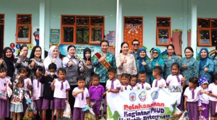 Bunda PAUD Kabupaten Murung Raya (Mura), Warnita Heriyus melakukan kunjungan ke Taman Kanak kanak (TK) Bina Bangsa pada Rabu, 7 Mei 2025.
