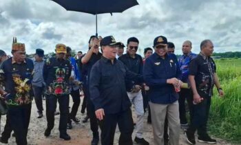 Bupati Kotim Halikinnor bersama DPRD kotim dan pejabat terkait lainnya meninjau area Bandara Sampit, Kamis 22 Mei 2025.