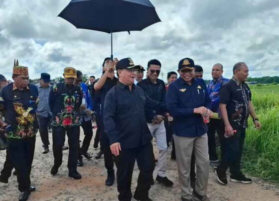 Bupati Kotim Halikinnor bersama DPRD kotim dan pejabat terkait lainnya meninjau area Bandara Sampit, Kamis 22 Mei 2025.