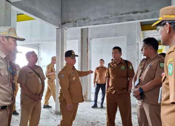 Bupati Kotim Halikinnor bersama pejabat terkait meninjau proyek Pasar Mangkikit di Jalan Pangeran Antasari Sampit, belum lama ini.
