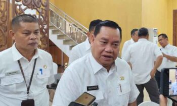 Bupati Kotim Halikinnor saat diwawancara.