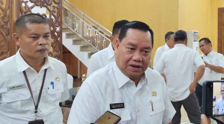 Bupati Kotim Halikinnor saat diwawancara.