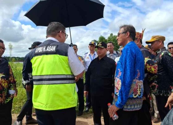 Bupati Kotim Halikinnor saat memantau kondisi Bandara H Asan Sampit