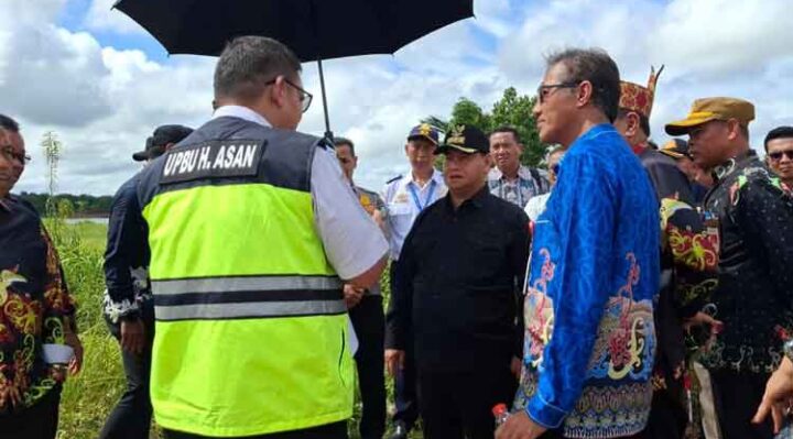 Bupati Kotim Halikinnor saat memantau kondisi Bandara H Asan Sampit