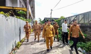 Bupati Kotim Halikinnor saat meninjau kondisi bangunan Pasar Mangkikit yang mangkrak di Jalan Pangeran Antasari Sampit, Senin, 5 Mei 2025.