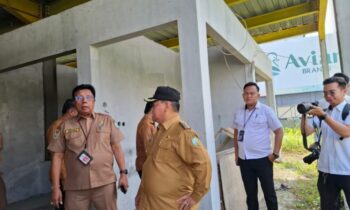 Bupati Kotim Halikinnor saat meninjau proyek pasar yang mangkrak, yakni Pasar Mangkikit di Jalan Pangeran Antasari Sampit, belum lama ini.