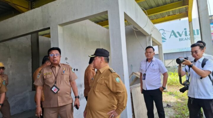 Bupati Kotim Halikinnor saat meninjau proyek pasar yang mangkrak, yakni Pasar Mangkikit di Jalan Pangeran Antasari Sampit, belum lama ini.