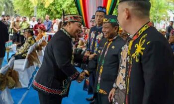 Bupati Kotim halikinnor berjabat tangan dengan Bupati Murung Raya Heriyus M Yoseph