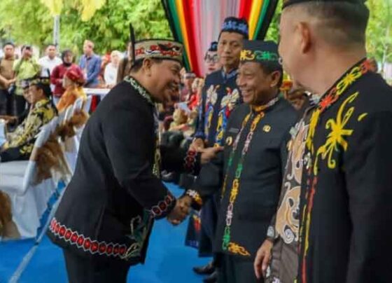 Bupati Kotim halikinnor berjabat tangan dengan Bupati Murung Raya Heriyus M Yoseph