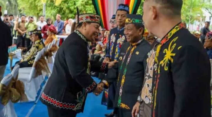 Bupati Kotim halikinnor berjabat tangan dengan Bupati Murung Raya Heriyus M Yoseph
