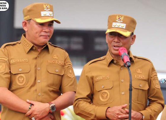 Di hari pertama masuk kerja pascalibur Idulfitri Bupati Murung Raya (Mura), Heriyus didampingi Wakil Bupati Mura, Rahmanto Muhidin memimpin apel gabungan.