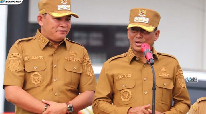 Di hari pertama masuk kerja pascalibur Idulfitri Bupati Murung Raya (Mura), Heriyus didampingi Wakil Bupati Mura, Rahmanto Muhidin memimpin apel gabungan.