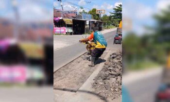 Dinas SDABMBKPRKP Kotim melakukan pemeliharaan Jalan Tjilik Riwut, Jumat, 30 Mei 2025