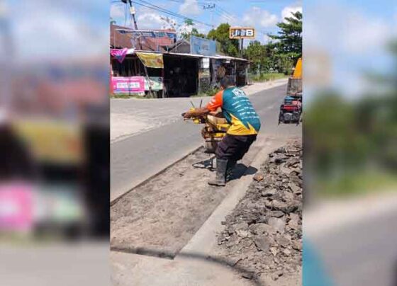 Dinas SDABMBKPRKP Kotim melakukan pemeliharaan Jalan Tjilik Riwut, Jumat, 30 Mei 2025
