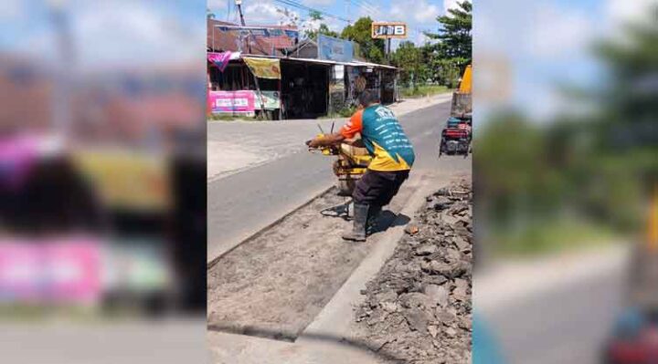 Dinas SDABMBKPRKP Kotim melakukan pemeliharaan Jalan Tjilik Riwut, Jumat, 30 Mei 2025