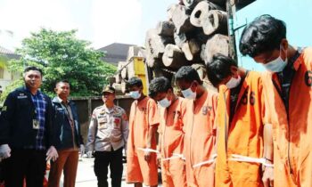 Ditkrimsus Polda Sumsel menggelar pers rilis kasus perdagangan kayu ilegal