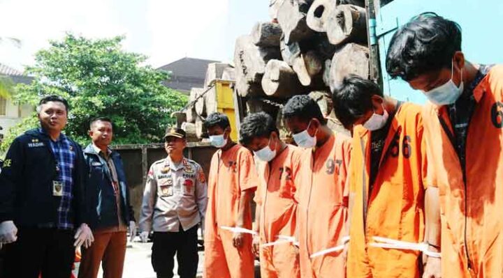 Ditkrimsus Polda Sumsel menggelar pers rilis kasus perdagangan kayu ilegal