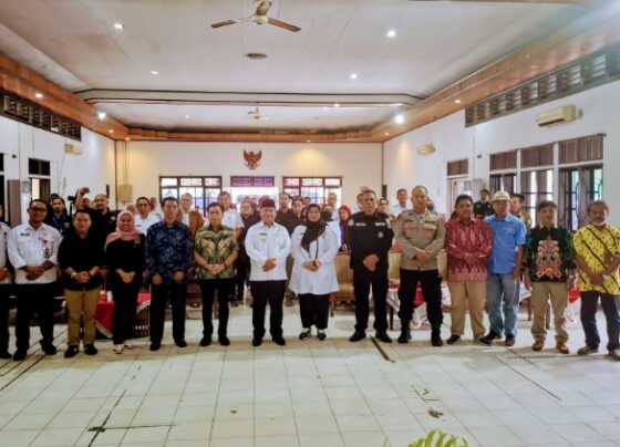 Halikinnor, Wakil Bupati Kotim Irawati, dan sejumlah pejabat berfoto bersama para wartawan usai pembukaan Konferensi PWI Kotim 2025, Rabu, 14 Mei 2025