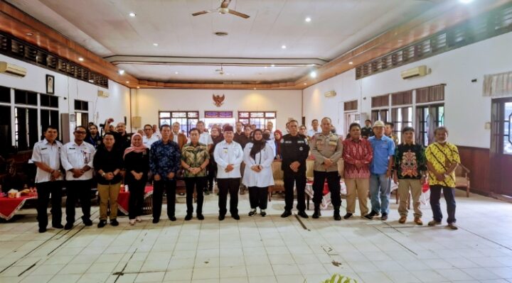 Halikinnor, Wakil Bupati Kotim Irawati, dan sejumlah pejabat berfoto bersama para wartawan usai pembukaan Konferensi PWI Kotim 2025, Rabu, 14 Mei 2025