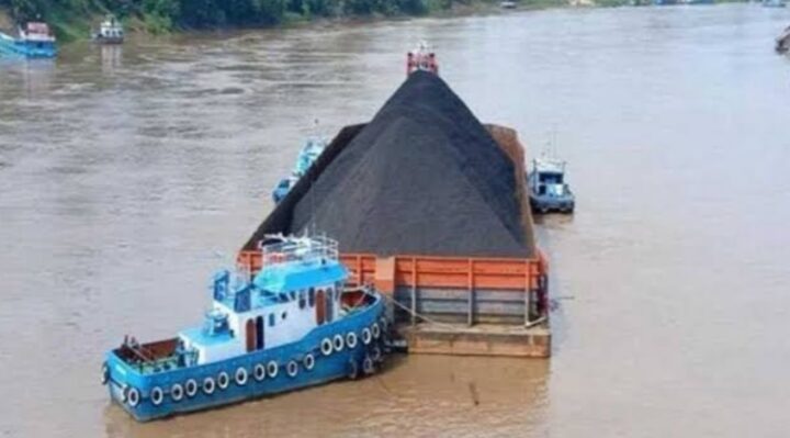 Ilustrasi tugboat dan tongkang pembawa batu bara milik perusahaan.