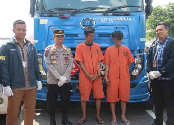 Kasubdit IV Tipidter, AKBP Budi Martono (kiri) dalam pers rilis kasus pengoplosan BBM jenis solar