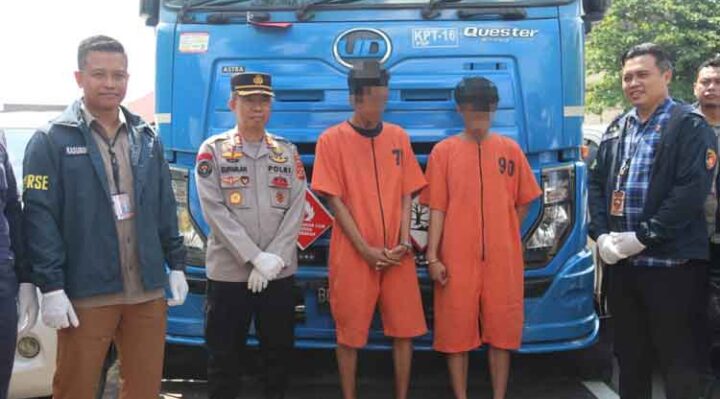 Kasubdit IV Tipidter, AKBP Budi Martono (kiri) dalam pers rilis kasus pengoplosan BBM jenis solar