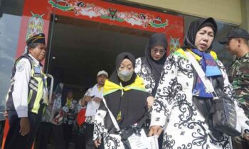 Keberangkatan jemaah calon haji Kabupaten Kotim yang akan menunaikan ibadah haji di Tanah Suci, Rabu, 14 Mei 2025.