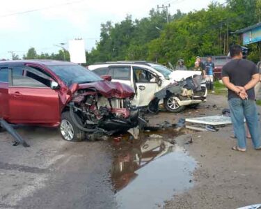 Kecelakaan lalu lintas melibatkan dua mobil terjadi di Jalan Tjilik Riwut Kilometer 2 Kasongan, Rabu, 21 Mei 2025, sekitar pukul 06.00.