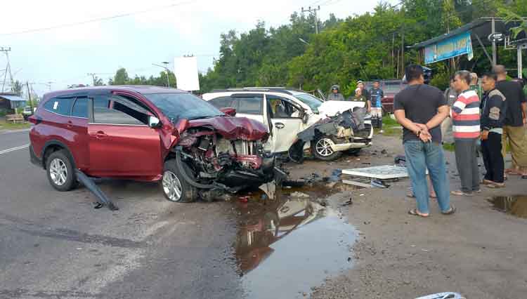 Kecelakaan Pagi Hari di Kasongan, Dua Mobil Hancur Bagian Depan