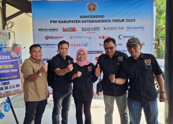 Lima calon ketua PWI Kotim saat berfoto bersama sebelum konferensi, Rabu, 14 Mei 2025