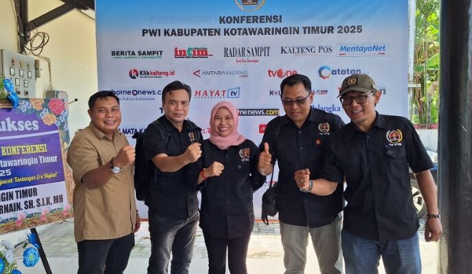 Lima calon ketua PWI Kotim saat berfoto bersama sebelum konferensi, Rabu, 14 Mei 2025