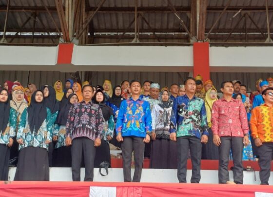 Para guru di Kotim memgikuti upacara bendera memperingati Hari Pendidikan Nasional, Jumat, 2 Mei 2025.