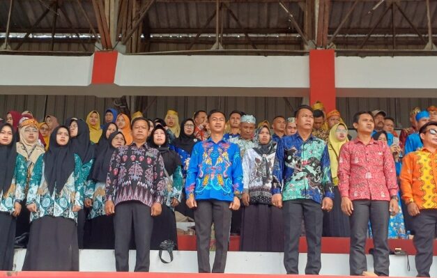 Para guru di Kotim memgikuti upacara bendera memperingati Hari Pendidikan Nasional, Jumat, 2 Mei 2025.