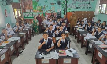 Pelajar SMP di Kabupaten Kotawaringin Timur berfoto bersama dalam sebuah kesempatan.