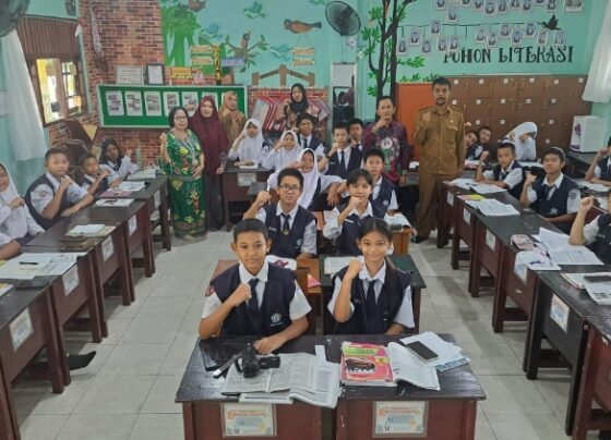 Pelajar SMP di Kabupaten Kotawaringin Timur berfoto bersama dalam sebuah kesempatan.