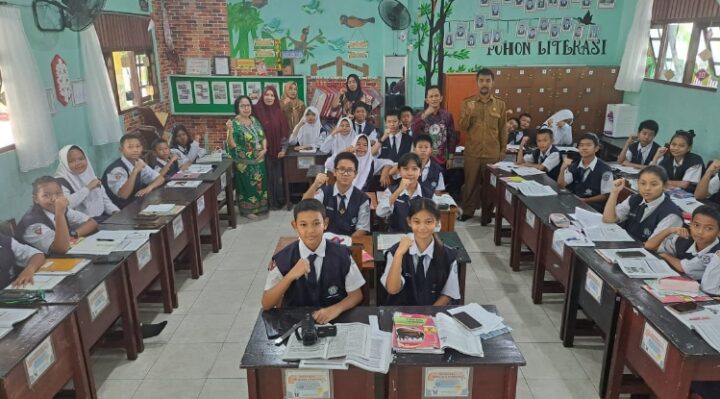 Pelajar SMP di Kabupaten Kotawaringin Timur berfoto bersama dalam sebuah kesempatan.