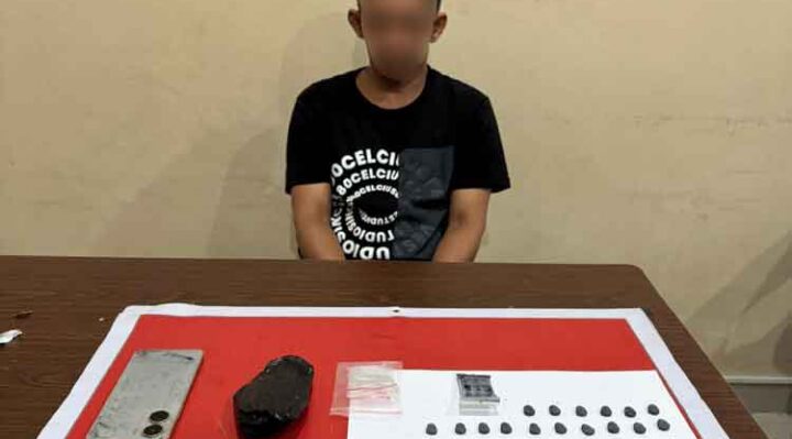 Pelaku beserta barang bukti puluhan butir pil ekstasi saat diamankan di Polresta Palangka Raya.