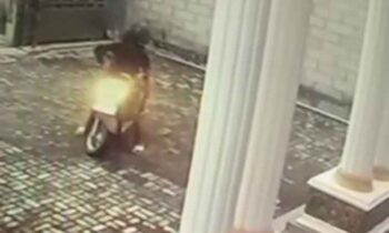 Pelaku curanmor di Kaca Piring 1 Sampit, terekam kamera CCTV