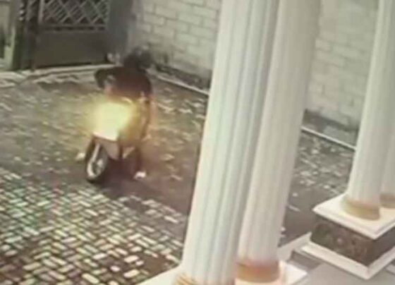 Pelaku curanmor di Kaca Piring 1 Sampit, terekam kamera CCTV