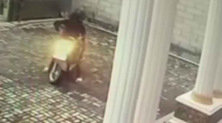 Pelaku curanmor di Kaca Piring 1 Sampit, terekam kamera CCTV