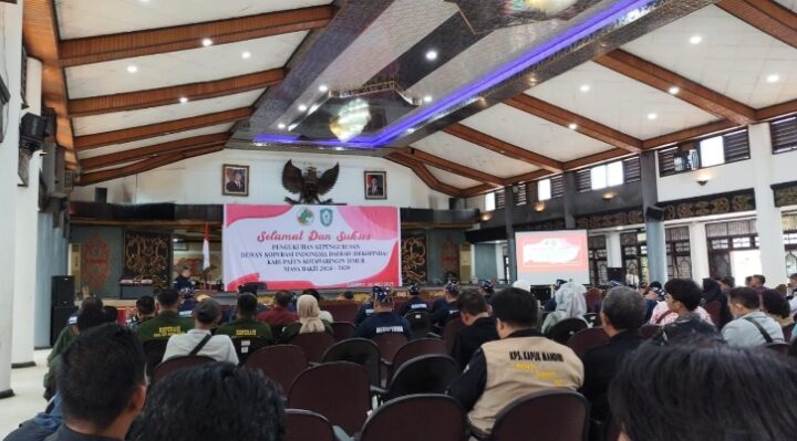Pelantikan Dewan Koperasi Indonesia Daerah Kabupaten Kotawaringin Timur masa bhakti 2024 2029 di Gedung Serbaguna, Sampit, Senin, 26 Mei 2025.