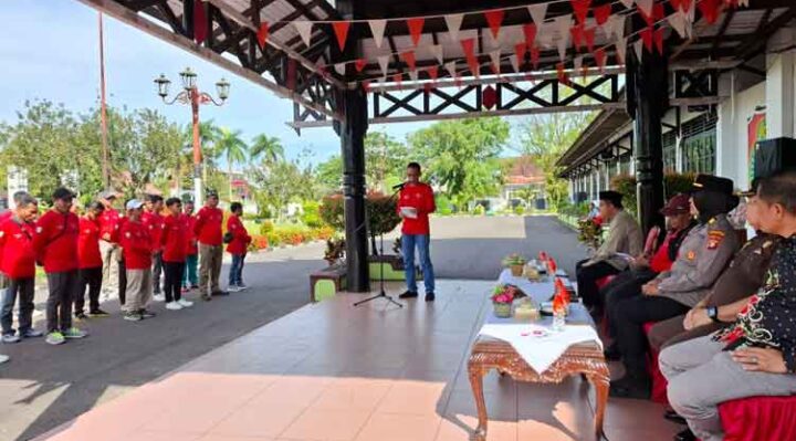 Pelepasan Kontingen Kabupaten Kotim untuk mengikuti Festival Isen Mulang 2025, Jumat, 17 Mei 2025.
