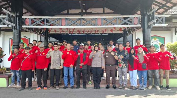 Pelepasan Kontingen Peserta Festival Budaya Isen Mulang Tahun 2025 di Halaman Kantor Bupati Kotim, 17 Mei 2025.
