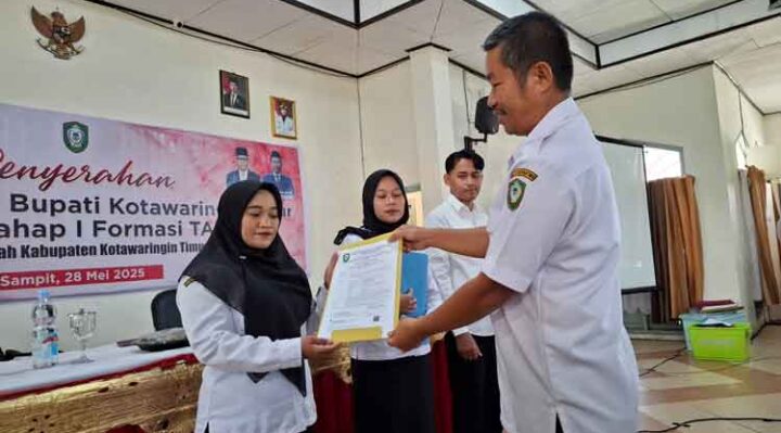 Penyerahan SK PPPK Formasi 2024 oleh BKPSDM Kotim, Rabu, 28 Mei 2025.
