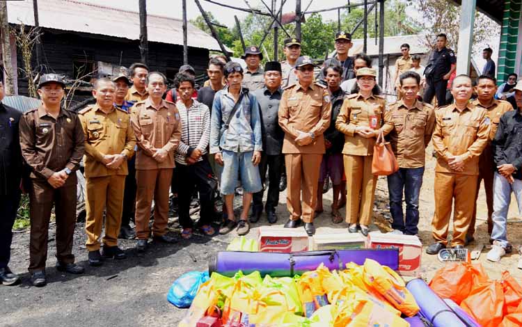 Pj Bupati Murung Raya Tinjau Lokasi Kebakaran di Muara Jaan, Salurkan Bantuan untuk Korban