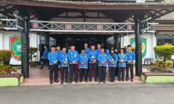 Pj Sekda Kotim Masri bersama sejumlah pejabat berfoto bersama usai Upacara Hari Kebangkitan Nasional di halaman Kantor Bupati Kotim, Selasa, 20 Mei 2025.