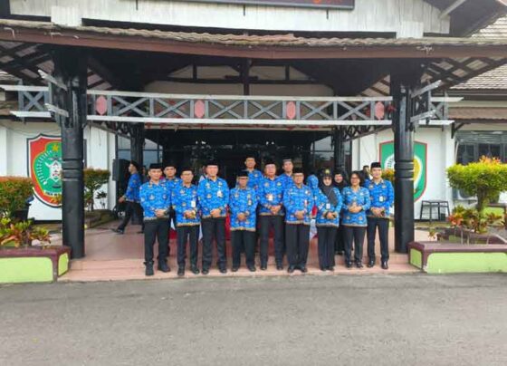 Pj Sekda Kotim Masri bersama sejumlah pejabat berfoto bersama usai Upacara Hari Kebangkitan Nasional di halaman Kantor Bupati Kotim, Selasa, 20 Mei 2025.