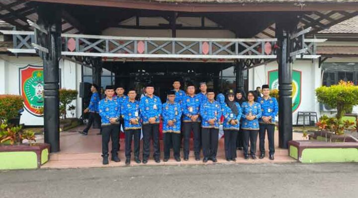 Pj Sekda Kotim Masri bersama sejumlah pejabat berfoto bersama usai Upacara Hari Kebangkitan Nasional di halaman Kantor Bupati Kotim, Selasa, 20 Mei 2025.
